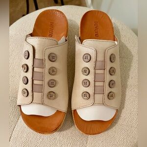 Aetrex Beige Leather Button-Detail Mules